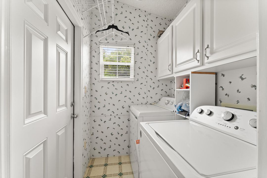 For Sale: $385,000 (2 beds, 1 baths, 1012 Square Feet)