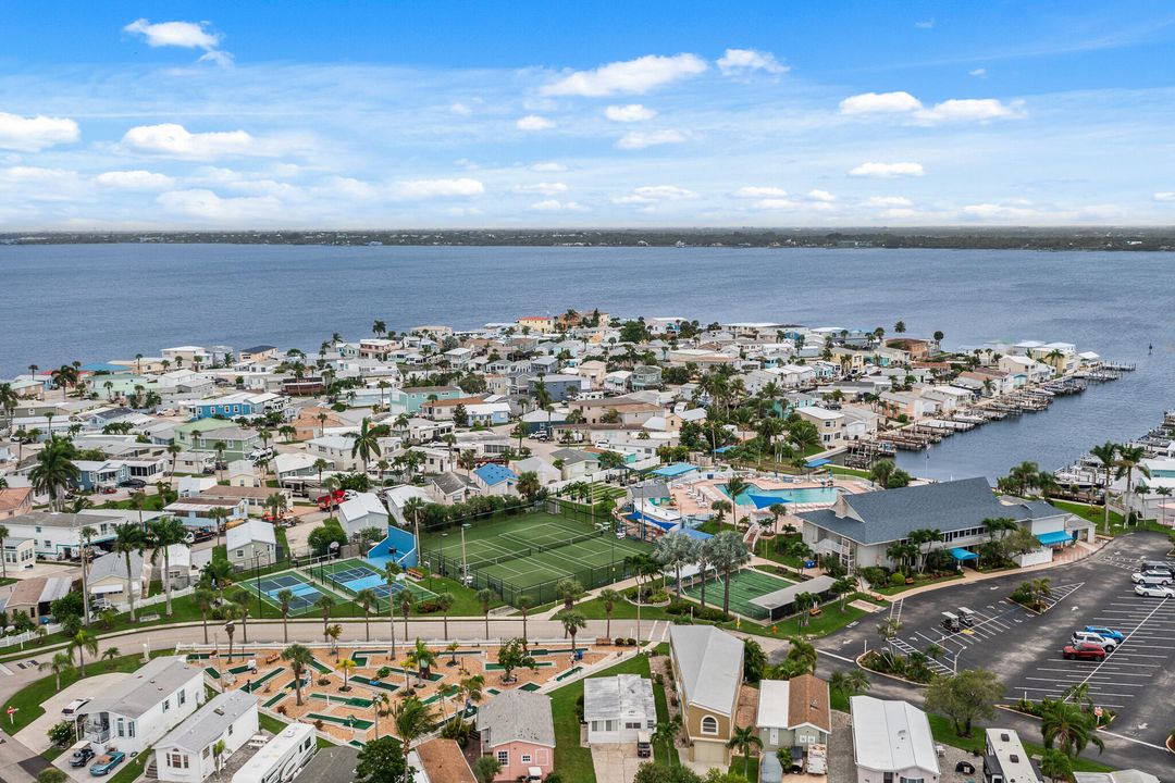 For Sale: $385,000 (2 beds, 1 baths, 1012 Square Feet)