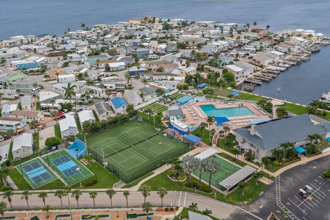 For Sale: $385,000 (2 beds, 1 baths, 1012 Square Feet)