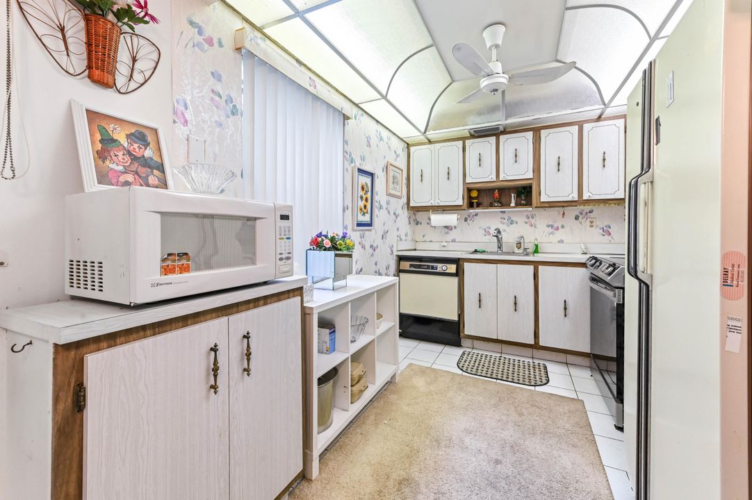 For Sale: $109,900 (2 beds, 2 baths, 907 Square Feet)