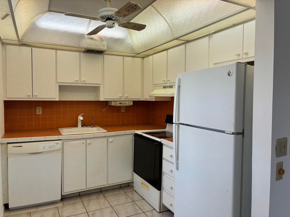 待售: $85,000 (2 贝兹, 2 浴室, 902 平方英尺)