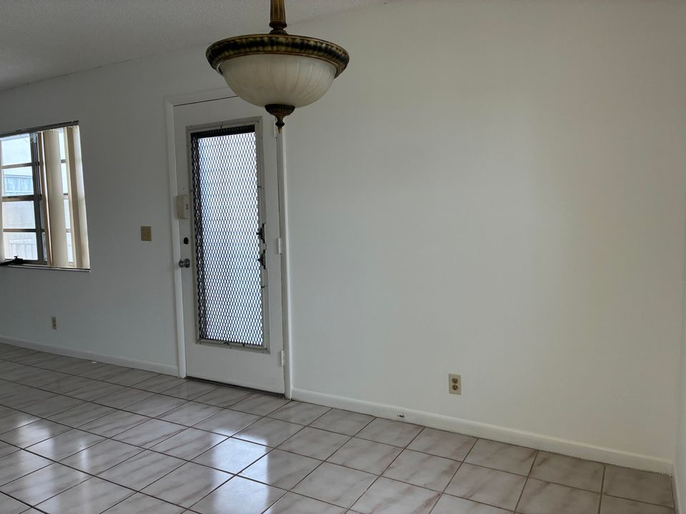 待售: $85,000 (2 贝兹, 2 浴室, 902 平方英尺)