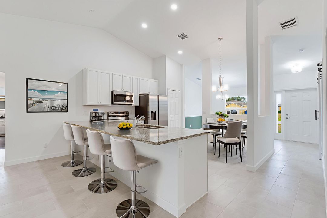 合同活跃: $374,900 (4 贝兹, 2 浴室, 1882 平方英尺)