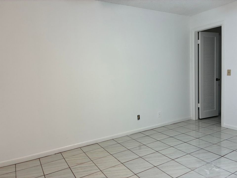 待售: $85,000 (2 贝兹, 2 浴室, 902 平方英尺)