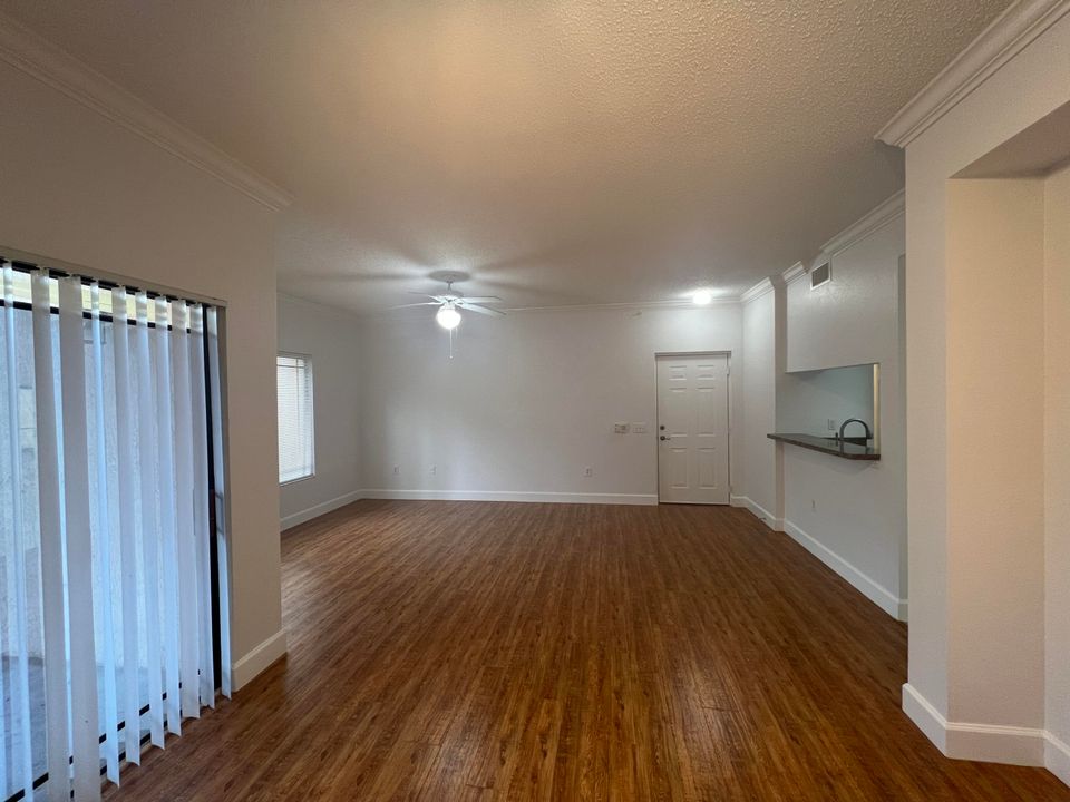 For Sale: $274,900 (1 beds, 1 baths, 765 Square Feet)