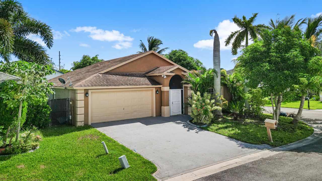 Active With Contract: $450,000 (3 beds, 2 baths, 1701 Square Feet)