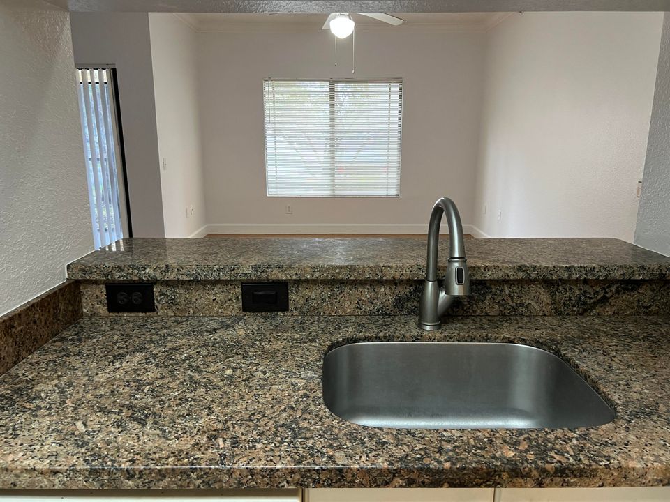 For Sale: $274,900 (1 beds, 1 baths, 765 Square Feet)