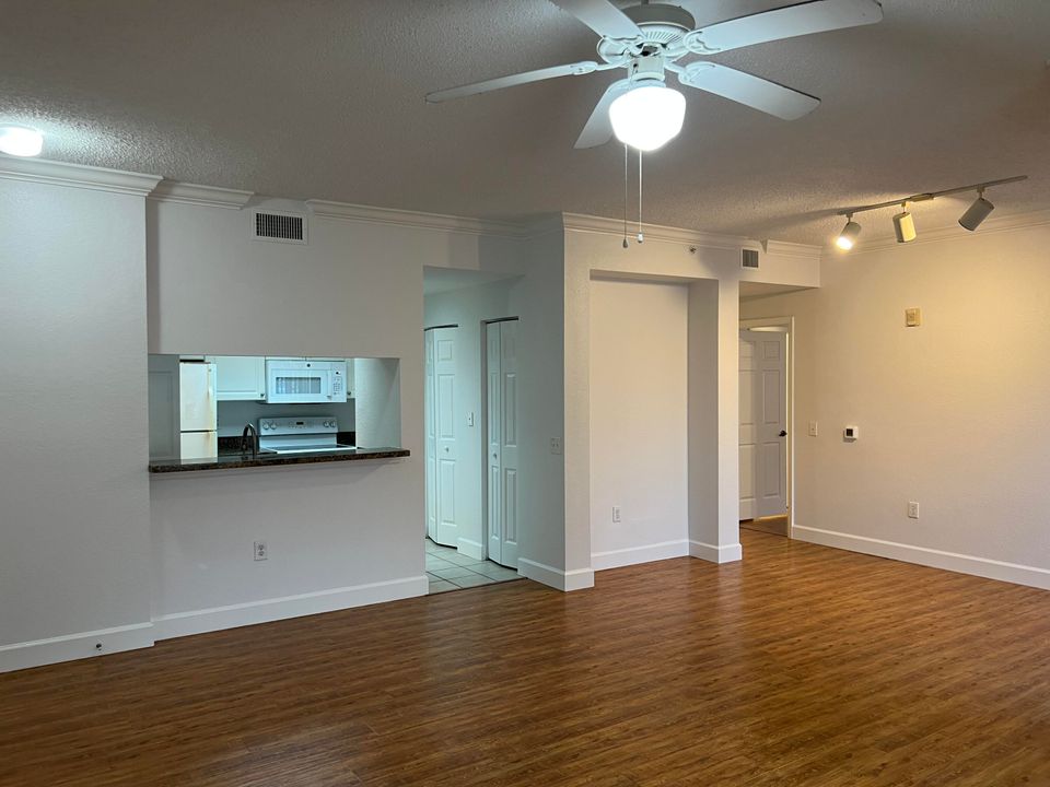 For Sale: $274,900 (1 beds, 1 baths, 765 Square Feet)