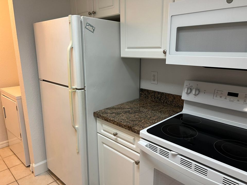 For Sale: $274,900 (1 beds, 1 baths, 765 Square Feet)