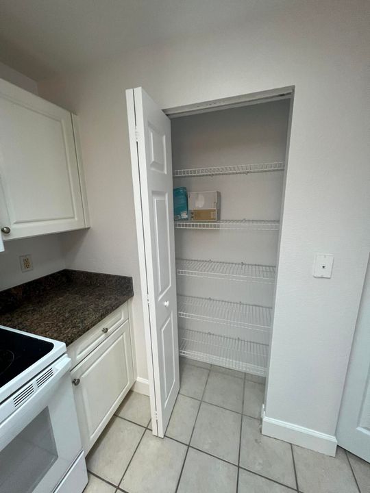 For Sale: $274,900 (1 beds, 1 baths, 765 Square Feet)