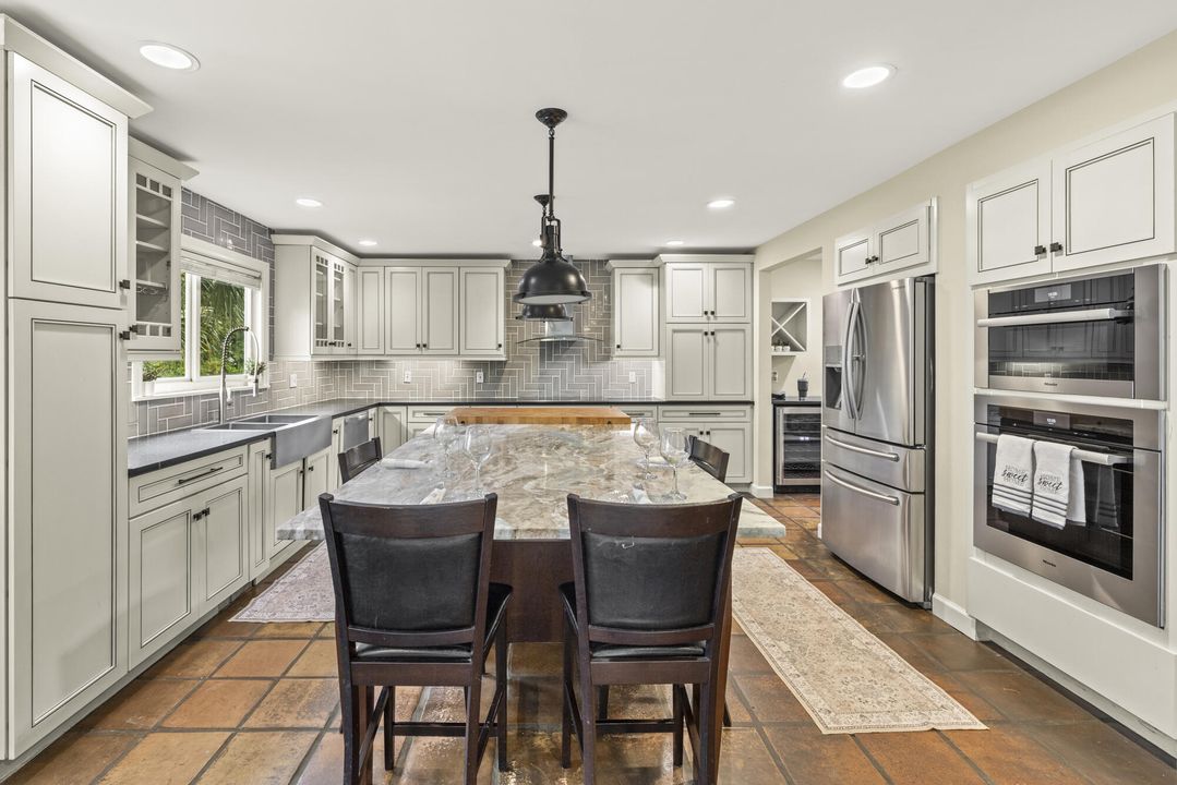 Activo con contrato: $1,050,000 (4 camas, 2 baños, 2892 Pies cuadrados)