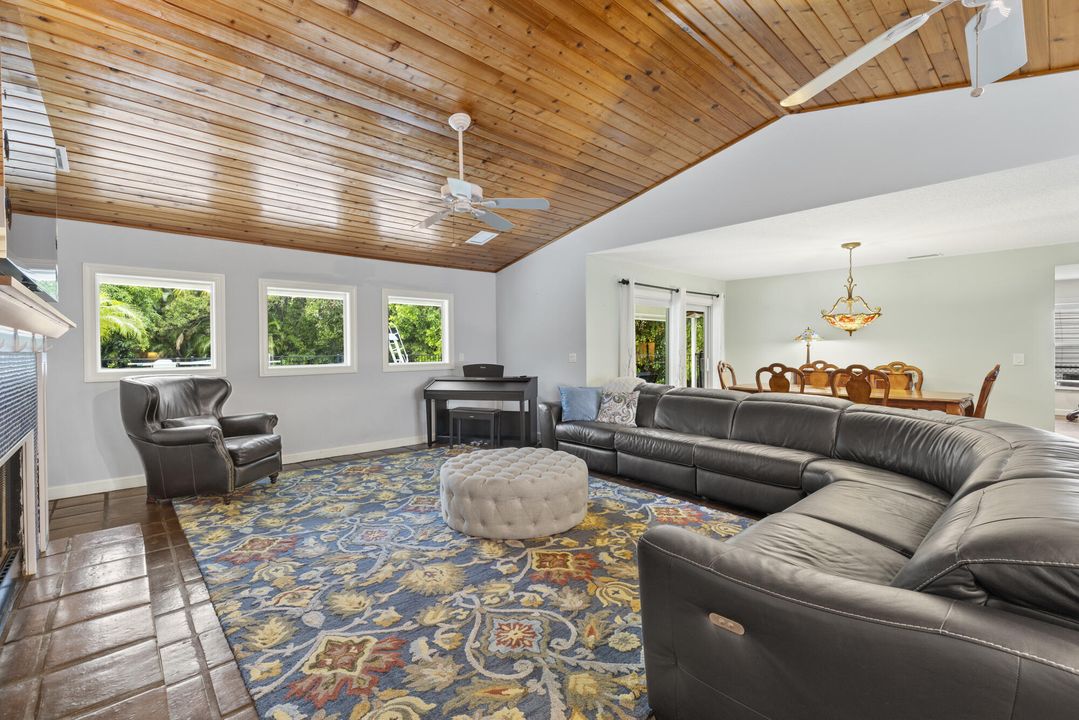 Activo con contrato: $1,050,000 (4 camas, 2 baños, 2892 Pies cuadrados)