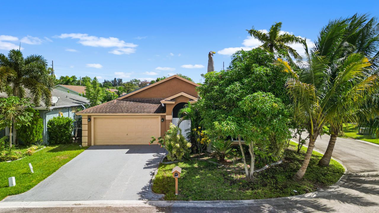 Active With Contract: $450,000 (3 beds, 2 baths, 1701 Square Feet)