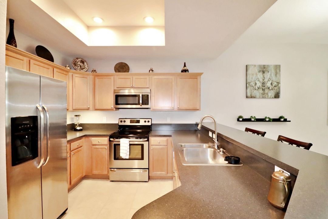 На продажу: $243,900 (2 спален, 2 ванн, 1231 Квадратных фут)