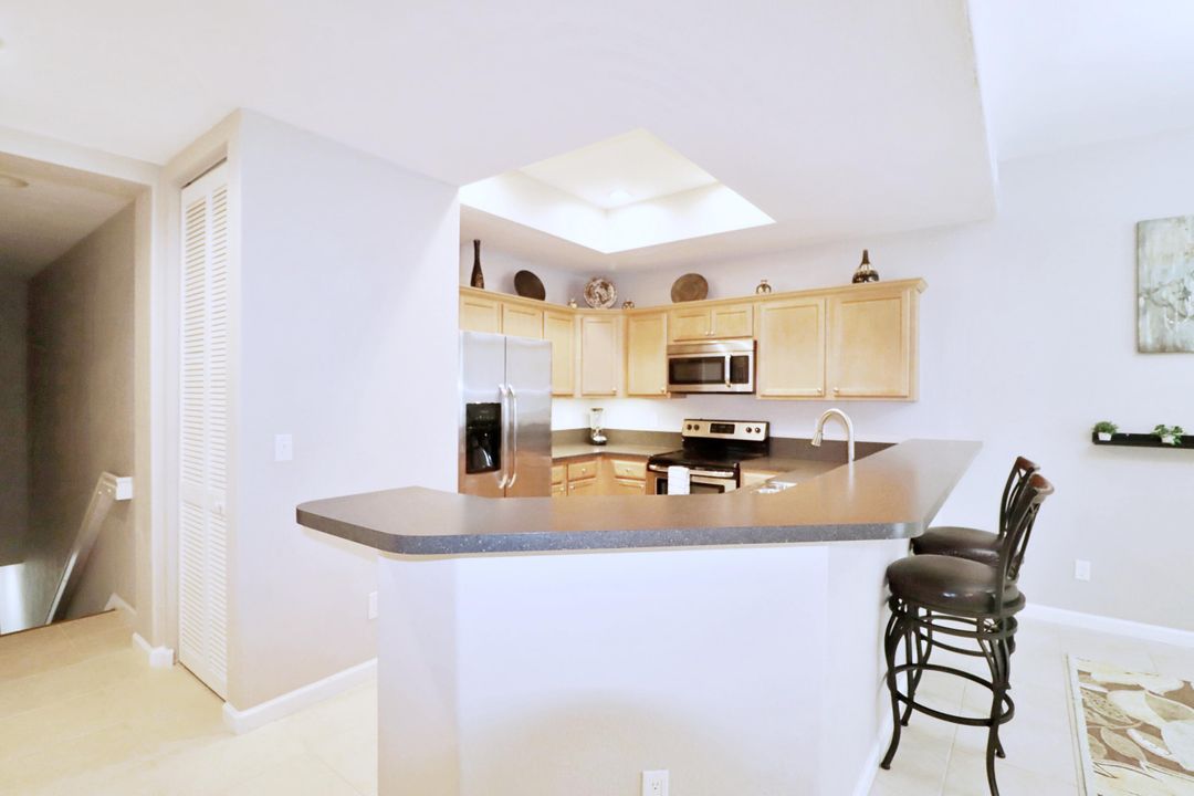 На продажу: $243,900 (2 спален, 2 ванн, 1231 Квадратных фут)