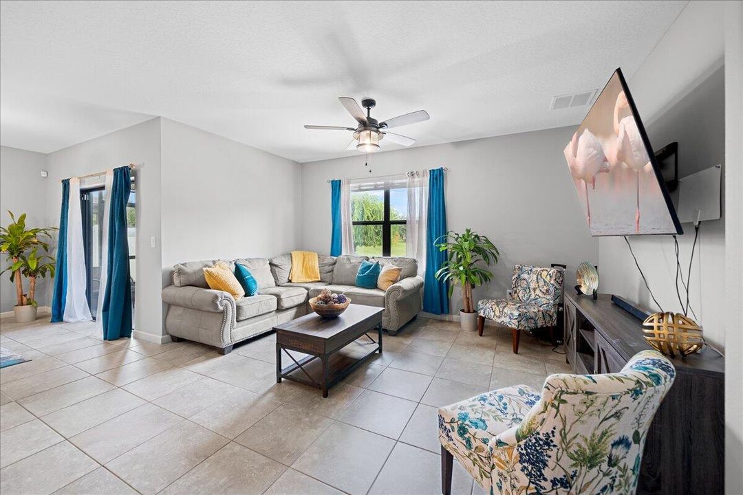 For Sale: $425,000 (4 beds, 2 baths, 1828 Square Feet)