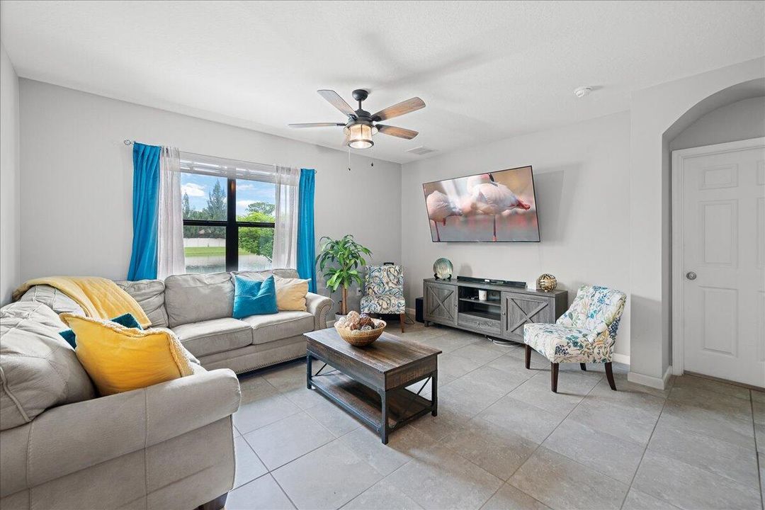 For Sale: $425,000 (4 beds, 2 baths, 1828 Square Feet)