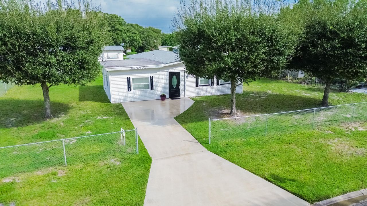 Под контрактом: $249,000 (3 спален, 2 ванн, 1322 Квадратных фут)