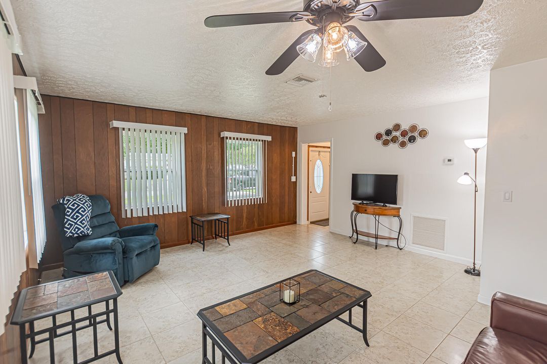 Под контрактом: $249,000 (3 спален, 2 ванн, 1322 Квадратных фут)