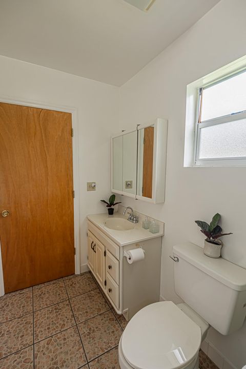 Под контрактом: $249,000 (3 спален, 2 ванн, 1322 Квадратных фут)