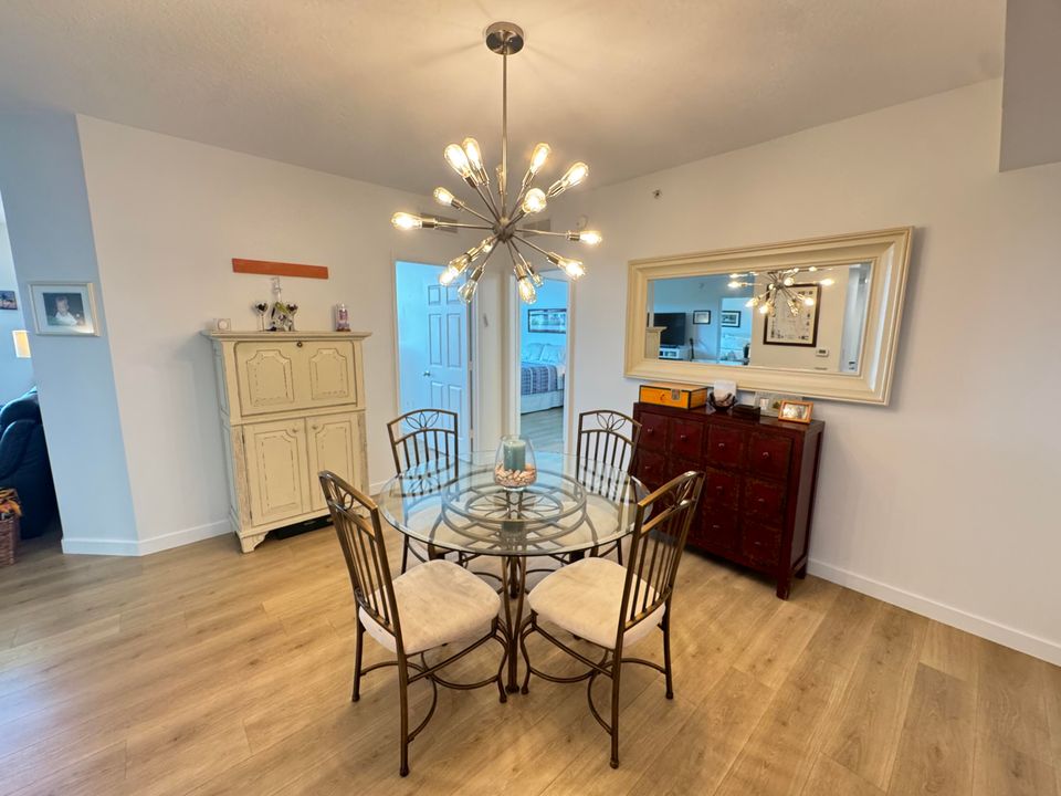 合同活跃: $6,000 (3 贝兹, 2 浴室, 1385 平方英尺)