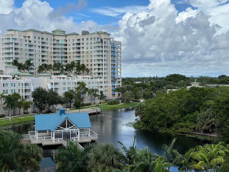 合同活跃: $6,000 (3 贝兹, 2 浴室, 1385 平方英尺)