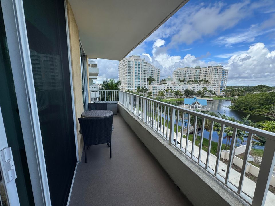 合同活跃: $6,000 (3 贝兹, 2 浴室, 1385 平方英尺)