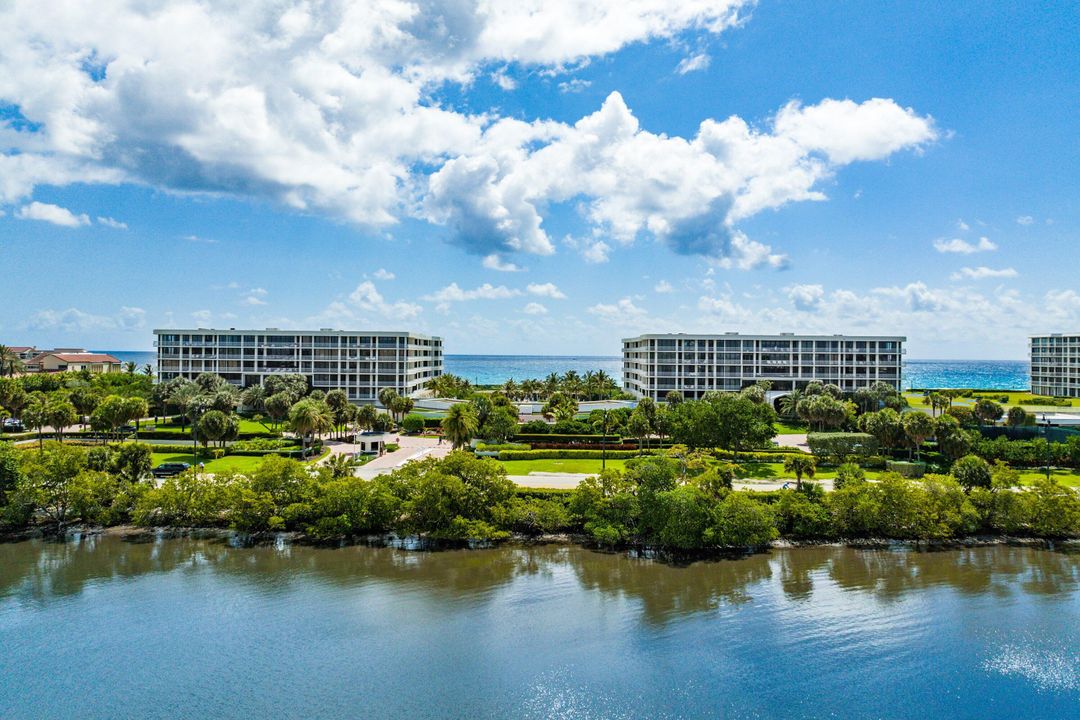 For Sale: $3,995,000 (2 beds, 2 baths, 2603 Square Feet)