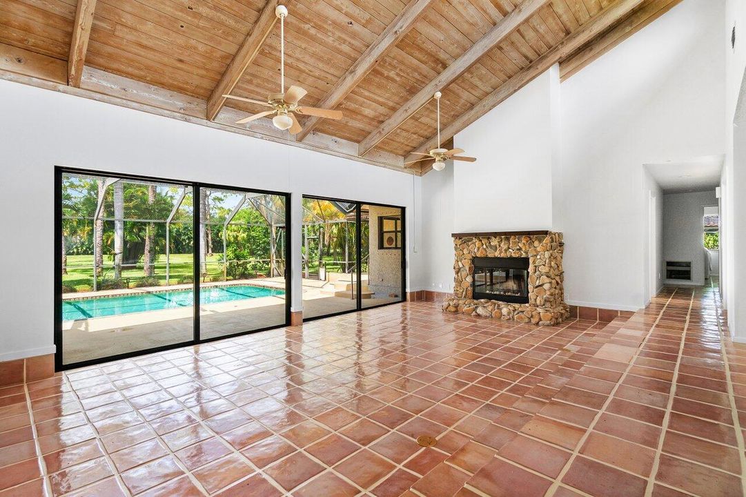 出租: $4,900 (3 贝兹, 2 浴室, 2485 平方英尺)