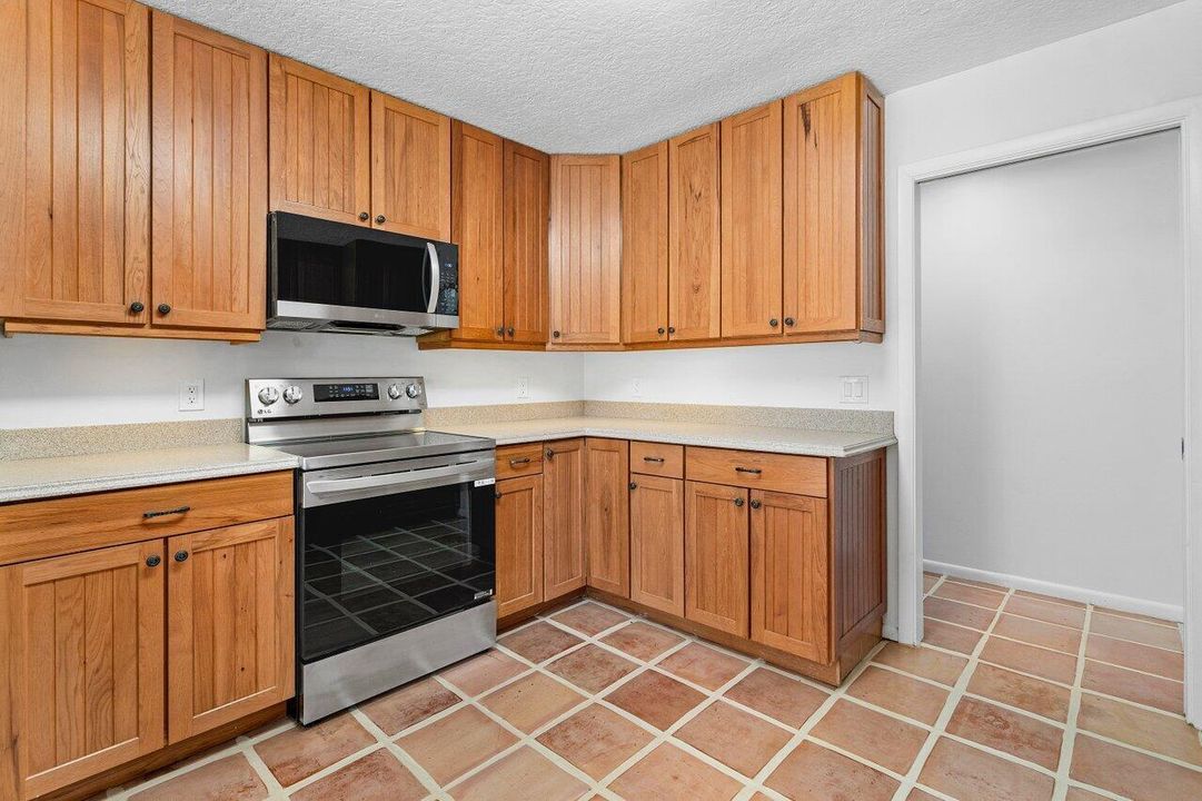 出租: $4,900 (3 贝兹, 2 浴室, 2485 平方英尺)