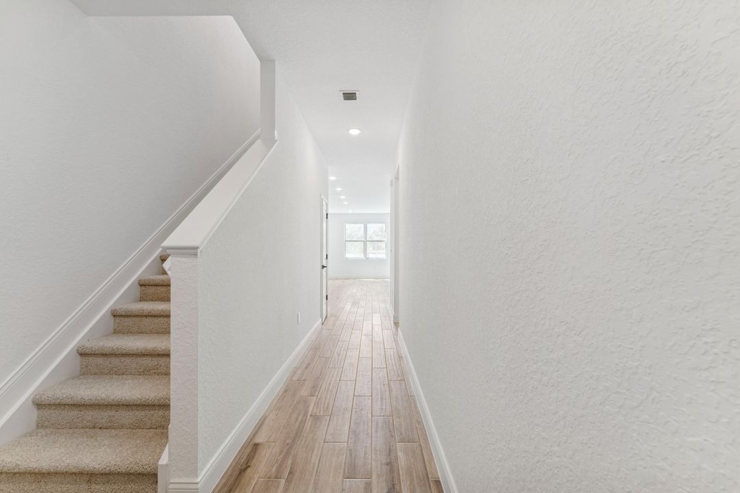 Под контрактом: $409,995 (3 спален, 2 ванн, 1683 Квадратных фут)