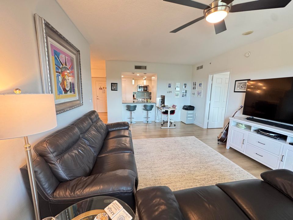 合同活跃: $6,000 (3 贝兹, 2 浴室, 1385 平方英尺)