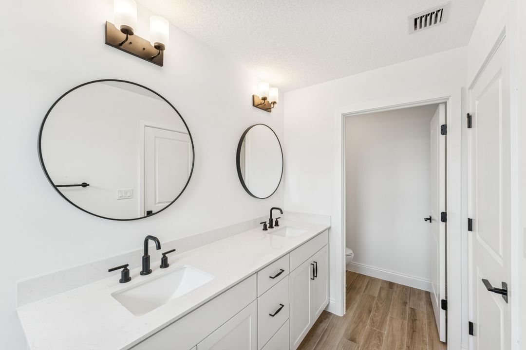 Под контрактом: $409,995 (3 спален, 2 ванн, 1683 Квадратных фут)