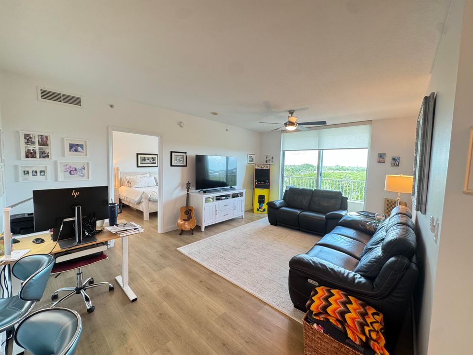 合同活跃: $6,000 (3 贝兹, 2 浴室, 1385 平方英尺)