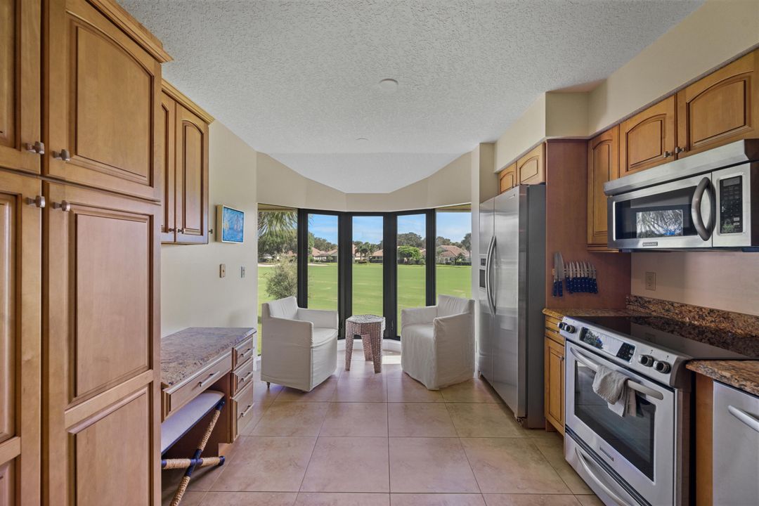 合同活跃: $9,000 (2 贝兹, 2 浴室, 1818 平方英尺)