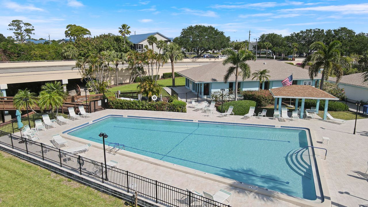 待售: $289,000 (2 贝兹, 2 浴室, 961 平方英尺)