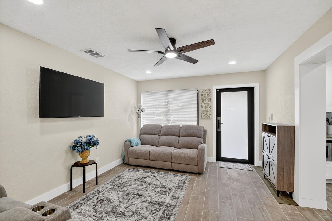 出租: $4,000 (3 贝兹, 2 浴室, 1318 平方英尺)