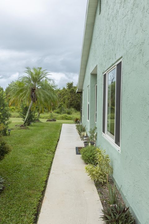 合同活跃: $259,900 (2 贝兹, 2 浴室, 1221 平方英尺)