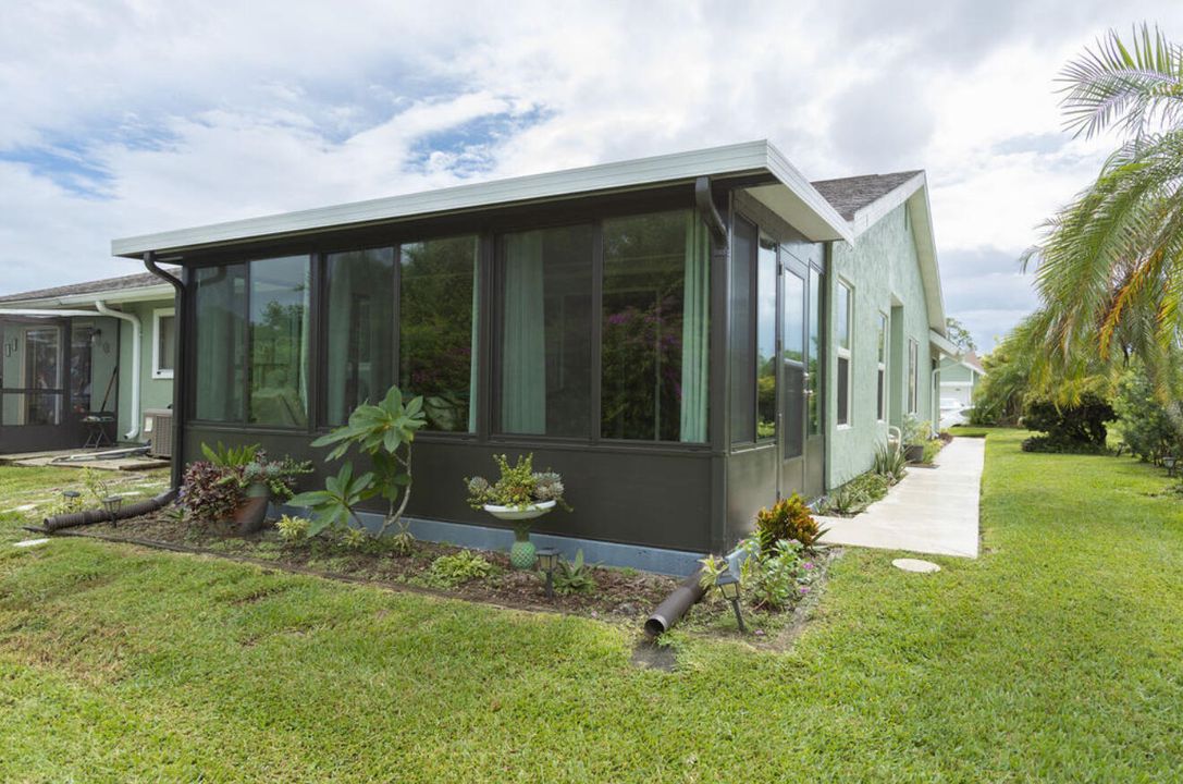 合同活跃: $259,900 (2 贝兹, 2 浴室, 1221 平方英尺)