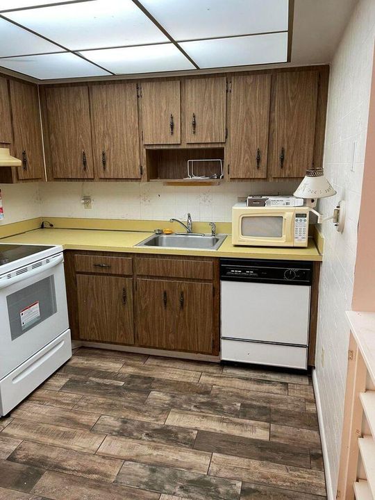 For Sale: $179,900 (2 beds, 2 baths, 875 Square Feet)