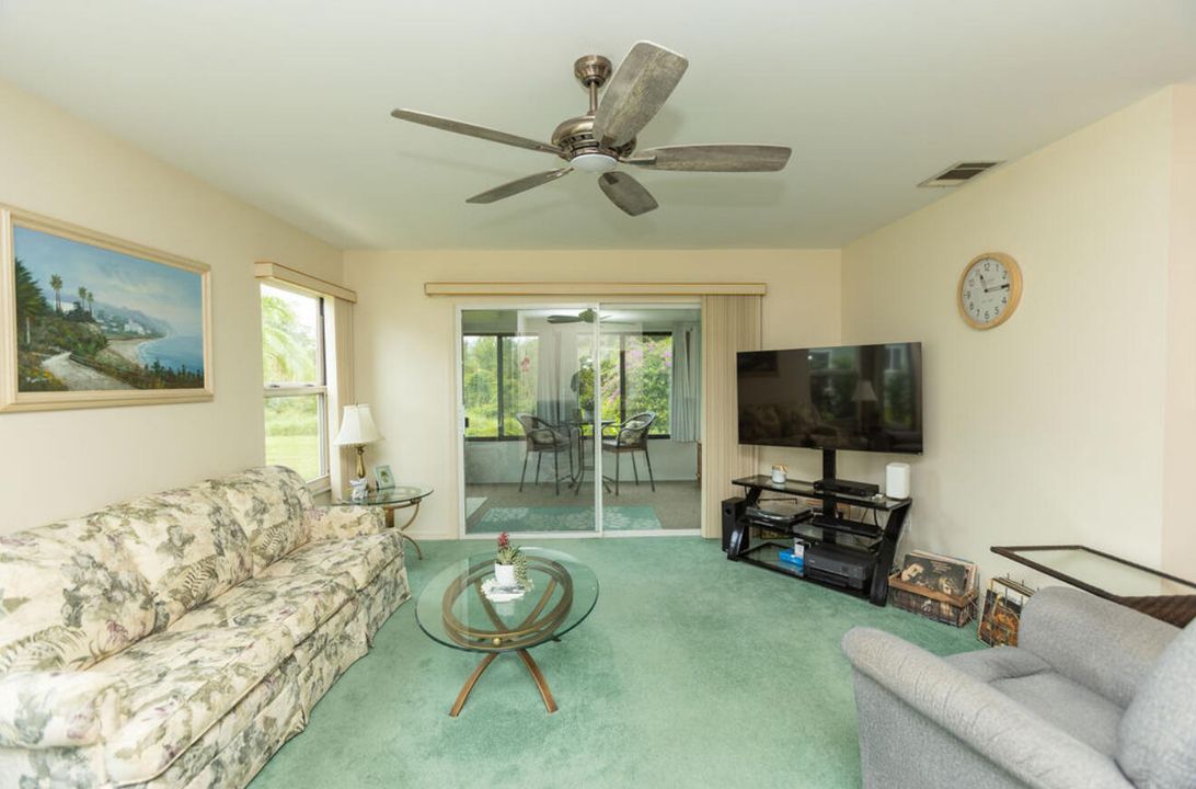 合同活跃: $259,900 (2 贝兹, 2 浴室, 1221 平方英尺)