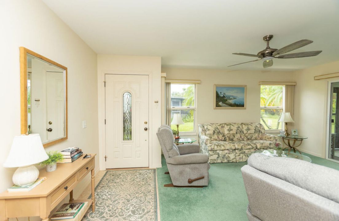 合同活跃: $259,900 (2 贝兹, 2 浴室, 1221 平方英尺)