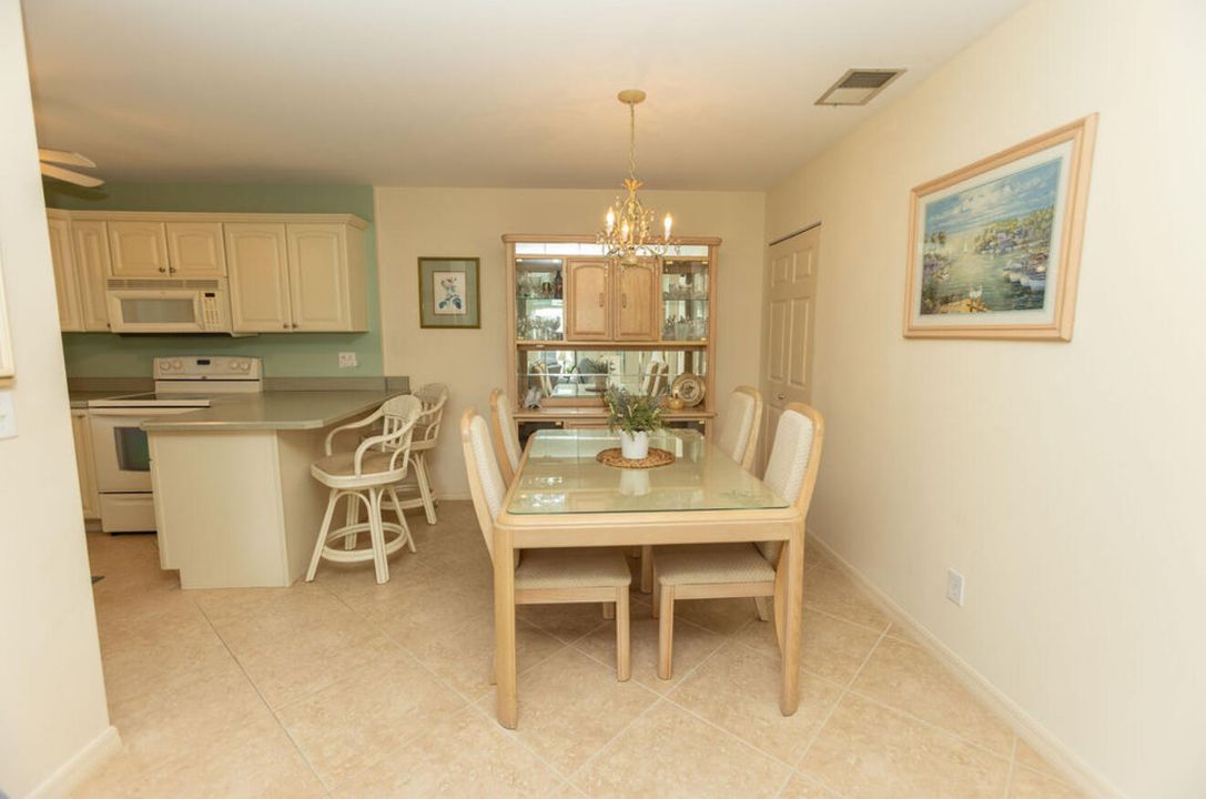 合同活跃: $259,900 (2 贝兹, 2 浴室, 1221 平方英尺)