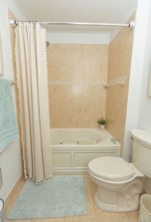 合同活跃: $259,900 (2 贝兹, 2 浴室, 1221 平方英尺)