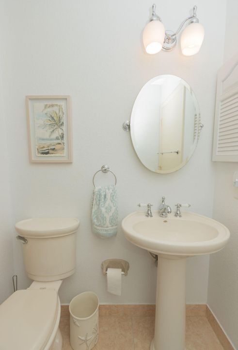 合同活跃: $259,900 (2 贝兹, 2 浴室, 1221 平方英尺)