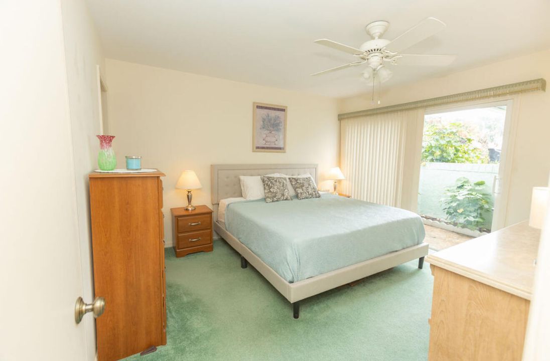 合同活跃: $259,900 (2 贝兹, 2 浴室, 1221 平方英尺)