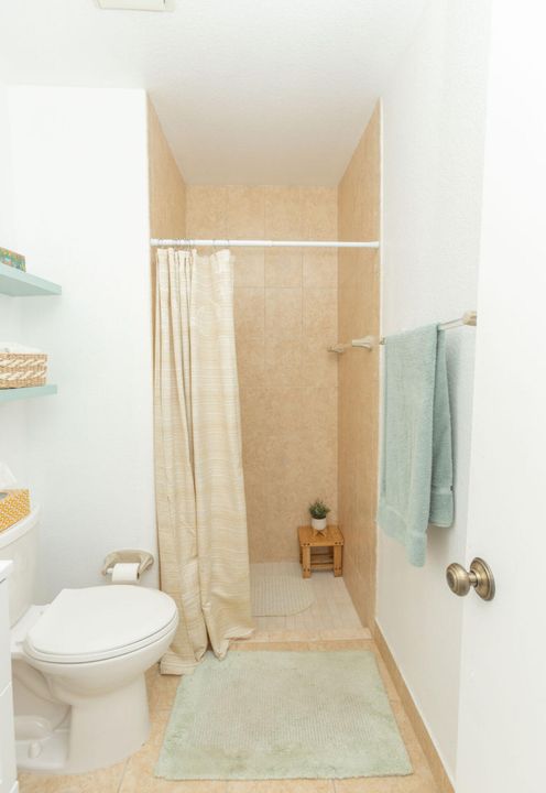 合同活跃: $259,900 (2 贝兹, 2 浴室, 1221 平方英尺)