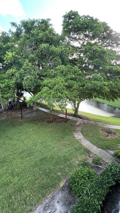 Active With Contract: $2,299 (2 beds, 2 baths, 992 Square Feet)