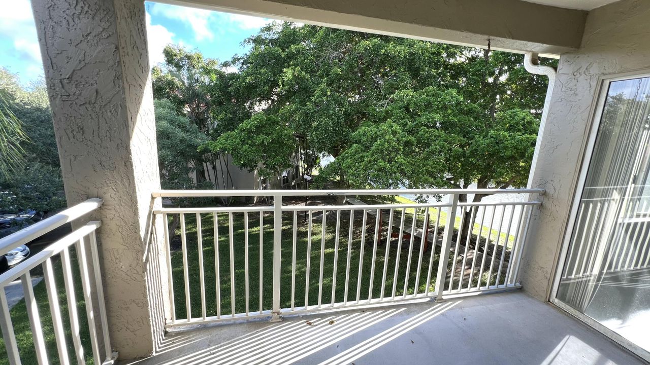 Active With Contract: $2,299 (2 beds, 2 baths, 992 Square Feet)