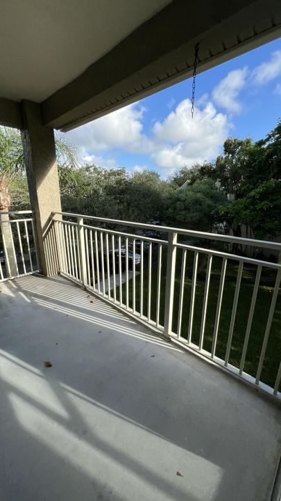 Active With Contract: $2,299 (2 beds, 2 baths, 992 Square Feet)